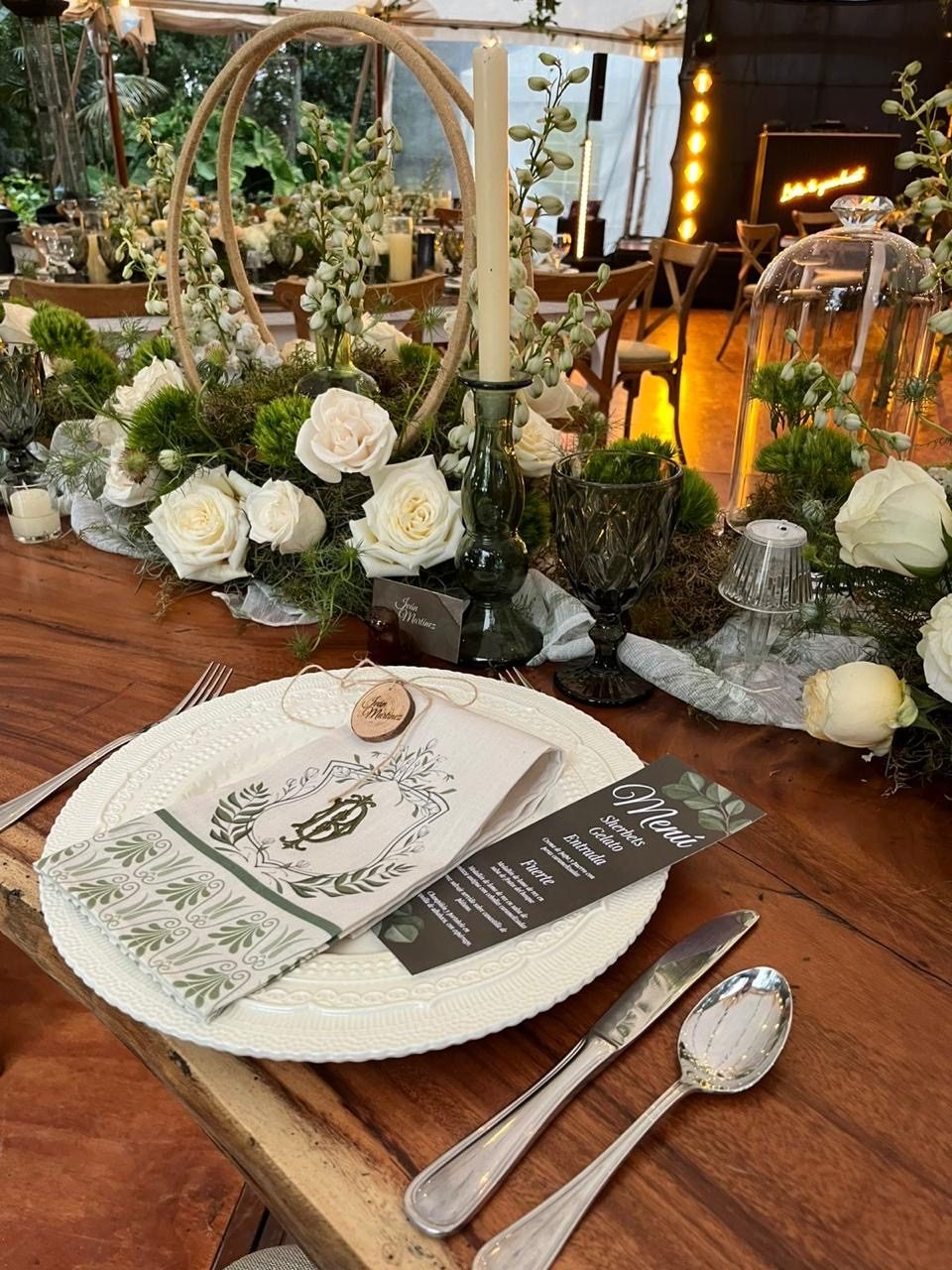 Mesa de boda con flores blancas
