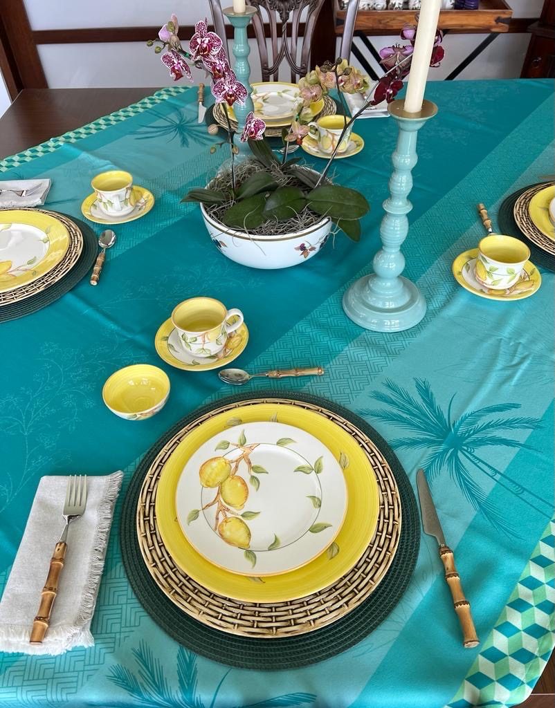 Mesa de brunch turquesa con servilletas amarillas