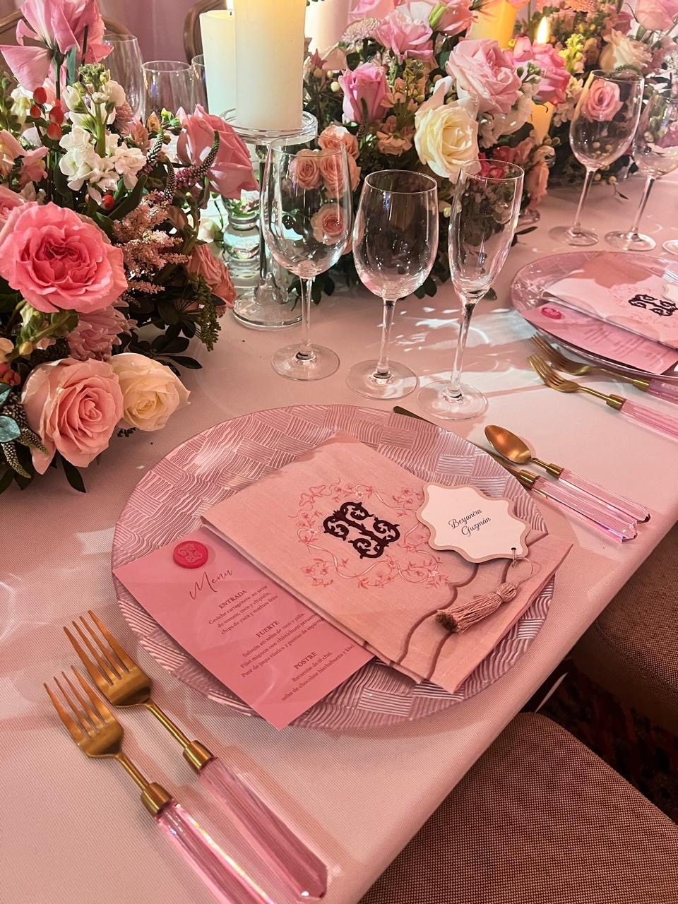 Mesa de celebración en tonos rosa