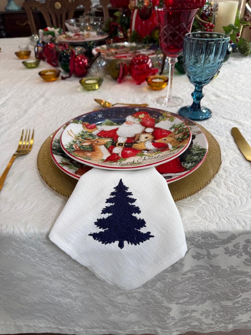 Mesa de Navidad con servilleta de pino bordado